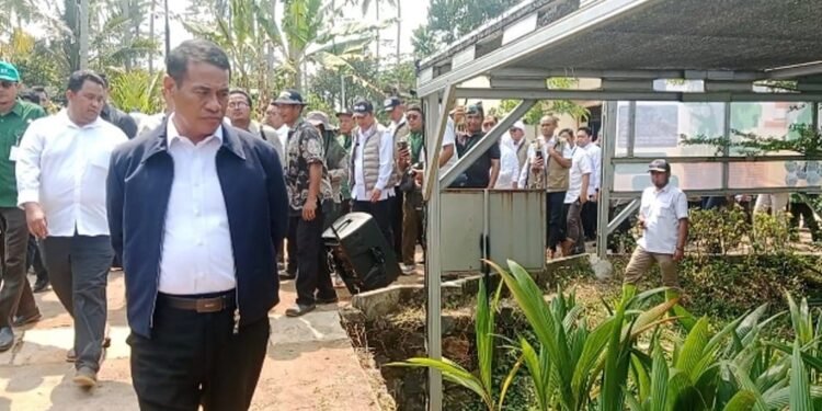 Menyisir Kebun Bibit Batang, Mentan Amran Bawa Misi Bagi-Bagi Bibit Gratis