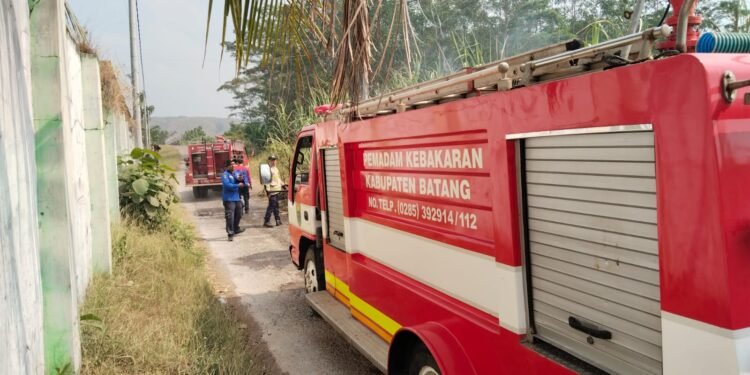 Respon Cepat Kebakaran Lahan Tebu di Gringsing, Polisi dan Warga Bahu-membahu Padamkan Api