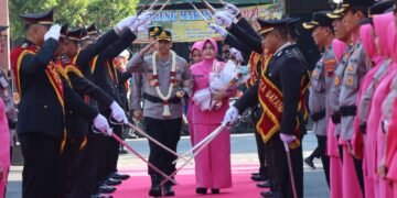 Haru Mengiringi Pelepasan AKBP Veronica, Kombes Pol Warsono Resmi Pimpin Polresta Batang