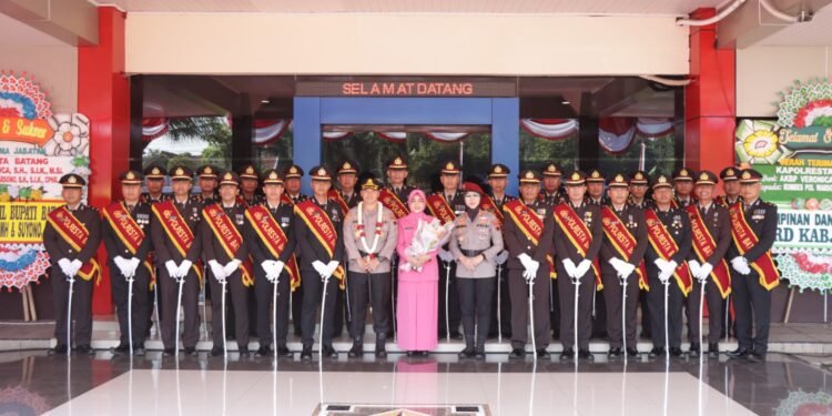 Haru Mengiringi Pelepasan AKBP Veronica, Kombes Pol Warsono Resmi Pimpin Polresta Batang