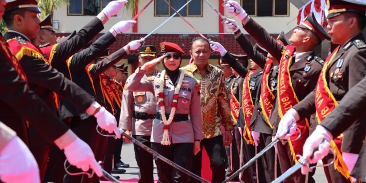 Haru Mengiringi Pelepasan AKBP Veronica, Kombes Pol Warsono Resmi Pimpin Polresta Batang