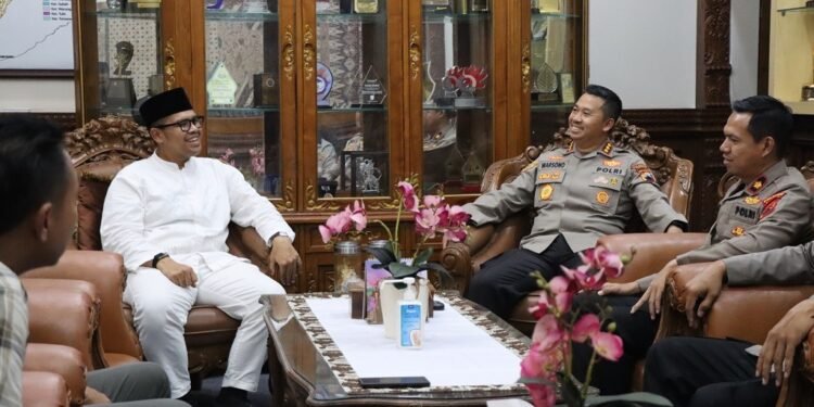 Hari Pertama Dinas, Kapolresta Sowan Bupati Batang