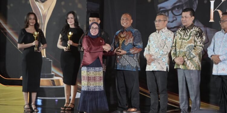 Dorong Koperasi Naik Kelas, Kementerian Koperasi Anugerahi Bupati Sleman Penghargaan Nayaka Mahambara