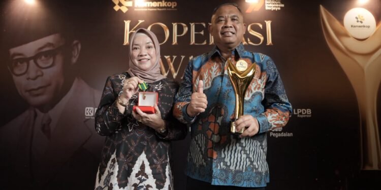 Dorong Koperasi Naik Kelas, Kementerian Koperasi Anugerahi Bupati Sleman Penghargaan Nayaka Mahambara