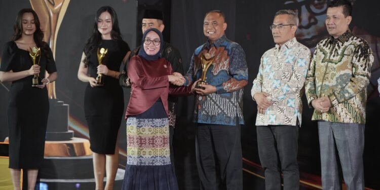 Dorong Koperasi Naik Kelas, Kementerian Koperasi Anugerahi Bupati Sleman Penghargaan Nayaka Mahambara