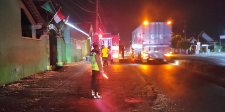 Respons Cepat Polsek Subah Amankan Tumpahan Solar di Jalur Pantura Batang