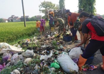 Kodim Batang Gelar Karya Bakti, Dalam Rangka HUT Ke-81 RI dan HUT Ke-76 Kodam IV/Diponegoro