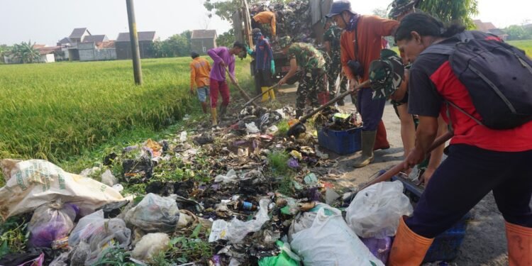 Kodim Batang Gelar Karya Bakti, Dalam Rangka HUT Ke-81 RI dan HUT Ke-76 Kodam IV/Diponegoro