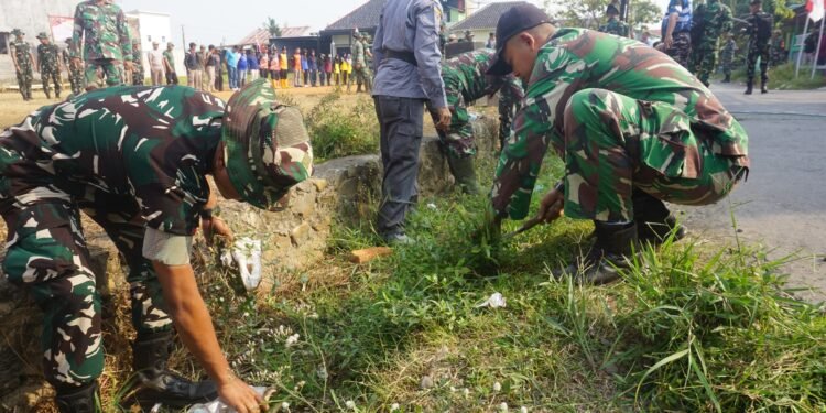 Kodim Batang Gelar Karya Bakti, Dalam Rangka HUT Ke-81 RI dan HUT Ke-76 Kodam IV/Diponegoro
