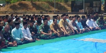 Dibawah Panas Matahari Anggota Kodim 0736/Batang Adakan Sholat Istisqa Meminta Diturunkan Hujan