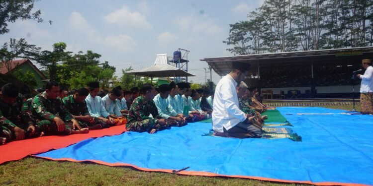 Dibawah Panas Matahari Anggota Kodim 0736/Batang Adakan Sholat Istisqa Meminta Diturunkan Hujan