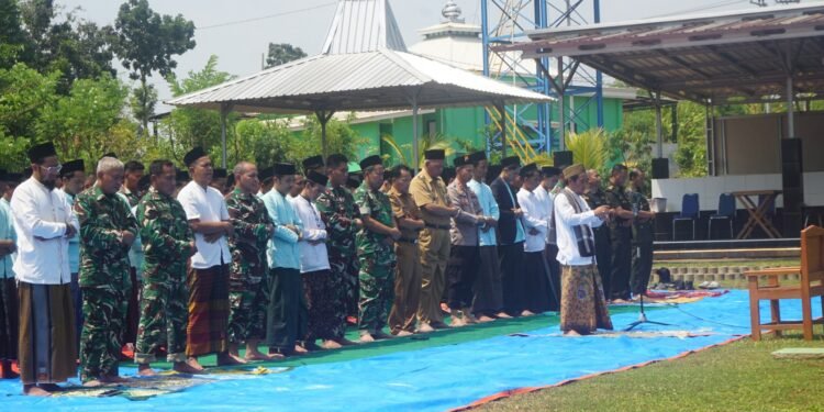 Dibawah Panas Matahari Anggota Kodim 0736/Batang Adakan Sholat Istisqa Meminta Diturunkan Hujan