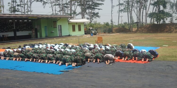 Dibawah Panas Matahari Anggota Kodim 0736/Batang Adakan Sholat Istisqa Meminta Diturunkan Hujan