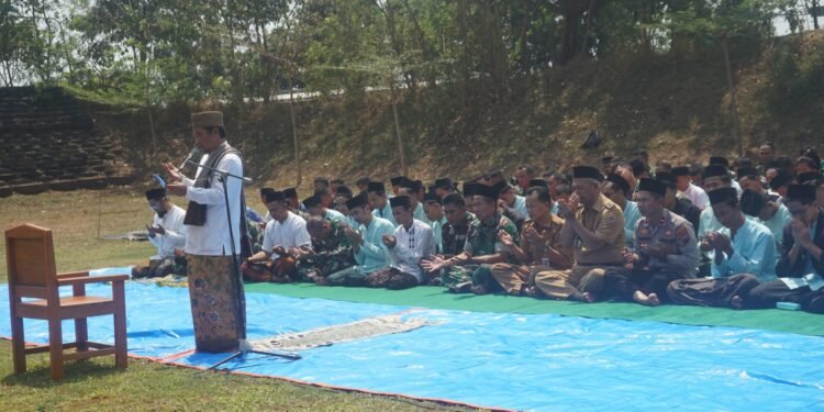 Dibawah Panas Matahari Anggota Kodim 0736/Batang Adakan Sholat Istisqa Meminta Diturunkan Hujan