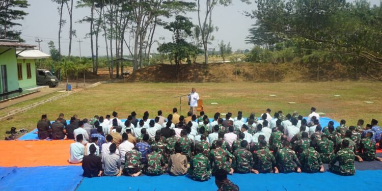 Dibawah Panas Matahari Anggota Kodim 0736/Batang Adakan Sholat Istisqa Meminta Diturunkan Hujan