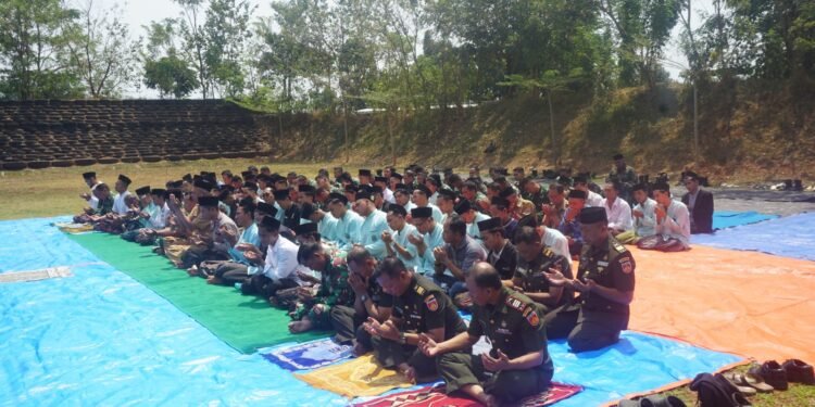 Dibawah Panas Matahari Anggota Kodim 0736/Batang Adakan Sholat Istisqa Meminta Diturunkan Hujan