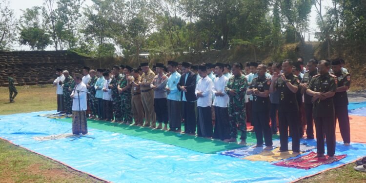 Dibawah Panas Matahari Anggota Kodim 0736/Batang Adakan Sholat Istisqa Meminta Diturunkan Hujan