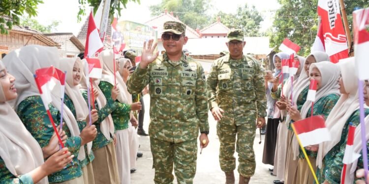 Pangdam IV/Diponegoro Tinjau Jembatan Gantung Merah Putih dan Resmikan Sumur Bor di Pati