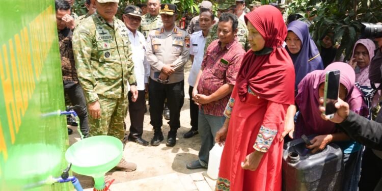 Pangdam IV/Diponegoro Tinjau Jembatan Gantung Merah Putih dan Resmikan Sumur Bor di Pati