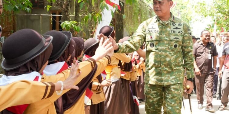 Pangdam IV/Diponegoro Tinjau Jembatan Gantung Merah Putih dan Resmikan Sumur Bor di Pati