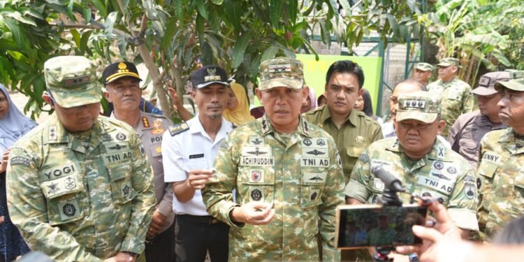Pangdam IV/Diponegoro Tinjau Jembatan Gantung Merah Putih dan Resmikan Sumur Bor di Pati