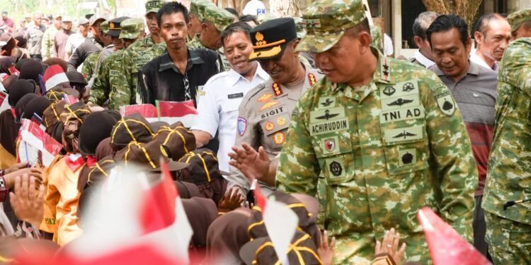 Pangdam IV/Diponegoro Tinjau Jembatan Gantung Merah Putih dan Resmikan Sumur Bor di Pati