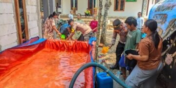 Wujud Kepedulian Polri, Polsek Bandar Salurkan Air Bersih bagi Masyarakat Terdampak Kemarau