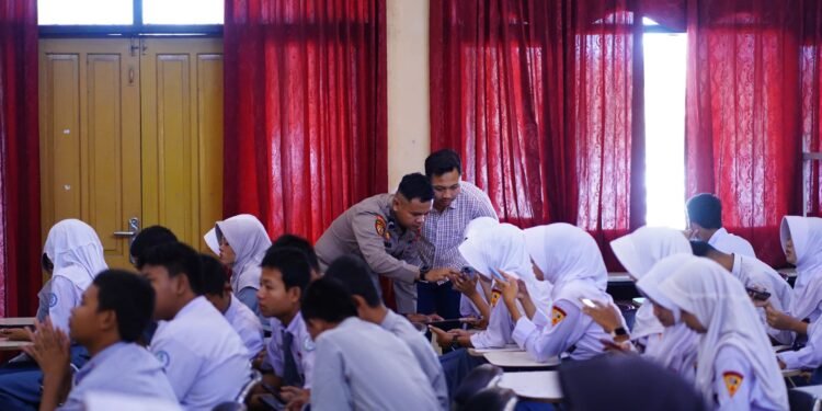 Tak Cuma Jaga Kamtibmas, Polresta Batang Kini Ajak Siswa SMA Lihai Gunakan AI Secara Bijak