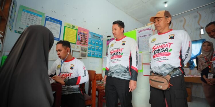 Sambat Desa, Kapolresta Batang Sambangi Warga Pacet Bawa Bantuan dan Layanan Kesehatan