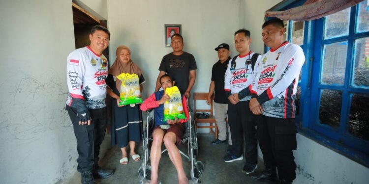 Sambat Desa, Kapolresta Batang Sambangi Warga Pacet Bawa Bantuan dan Layanan Kesehatan