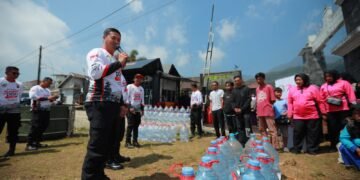 Sambat Desa, Kapolresta Batang Sambangi Warga Pacet Bawa Bantuan dan Layanan Kesehatan