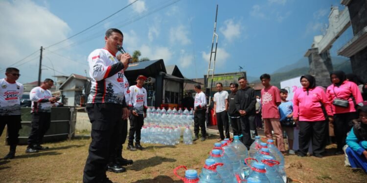 Sambat Desa, Kapolresta Batang Sambangi Warga Pacet Bawa Bantuan dan Layanan Kesehatan
