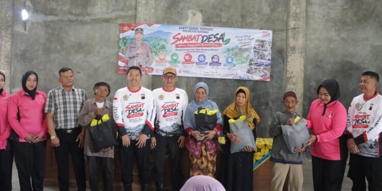 Sambat Desa, Kapolresta Batang Sambangi Warga Pacet Bawa Bantuan dan Layanan Kesehatan