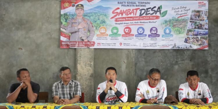 Sambat Desa, Kapolresta Batang Sambangi Warga Pacet Bawa Bantuan dan Layanan Kesehatan