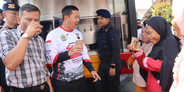 Sambat Desa, Kapolresta Batang Sambangi Warga Pacet Bawa Bantuan dan Layanan Kesehatan