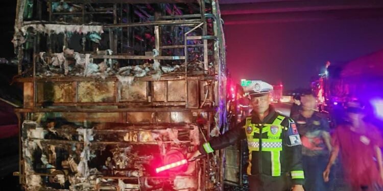 Bus PO Tunas Muda Ludes Terbakar di Tol Batang-Semarang, 15 Penumpang Selamat
