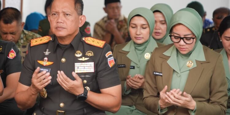Pangdam IV/Diponegoro Ziarah ke Makam Pangeran Diponegoro di Makassar