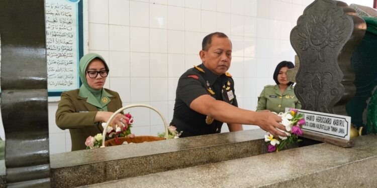 Pangdam IV/Diponegoro Ziarah ke Makam Pangeran Diponegoro di Makassar