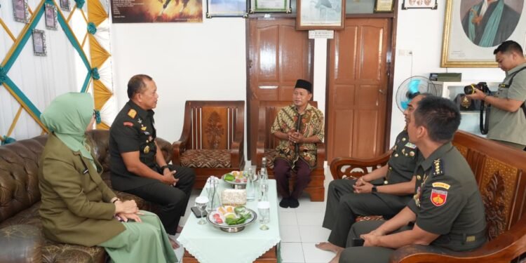 Pangdam IV/Diponegoro Ziarah ke Makam Pangeran Diponegoro di Makassar