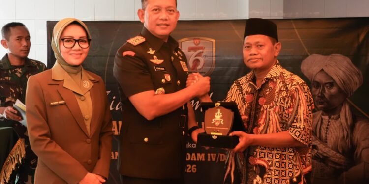Pangdam IV/Diponegoro Ziarah ke Makam Pangeran Diponegoro di Makassar