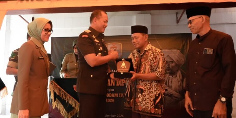 Pangdam IV/Diponegoro Ziarah ke Makam Pangeran Diponegoro di Makassar