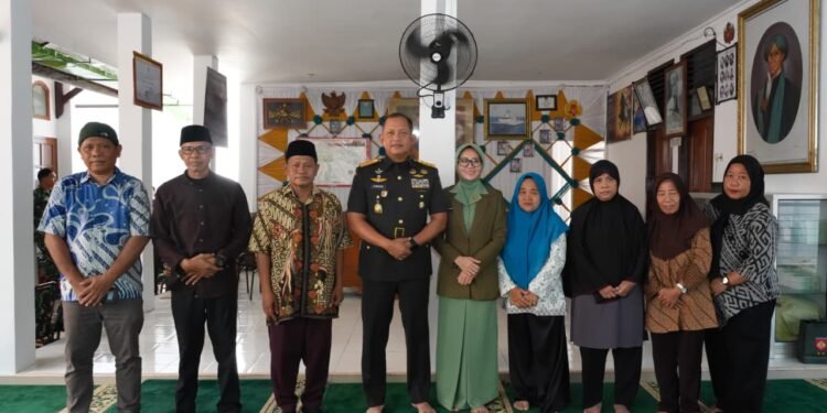 Pangdam IV/Diponegoro Ziarah ke Makam Pangeran Diponegoro di Makassar