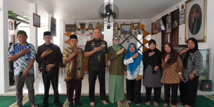 Pangdam IV/Diponegoro Ziarah ke Makam Pangeran Diponegoro di Makassar