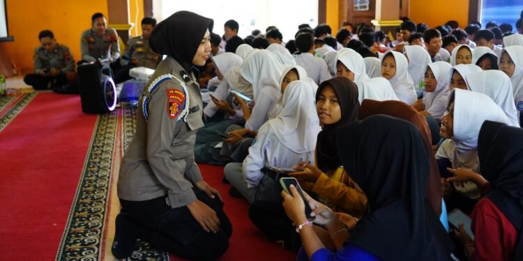 Dukung Literasi Digital Pelajar, Polresta Batang Gelar Sosialisasi dan Pelatihan Paham AI di SMAN 1 Wonotungal