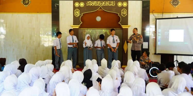 Dukung Literasi Digital Pelajar, Polresta Batang Gelar Sosialisasi dan Pelatihan Paham AI di SMAN 1 Wonotungal