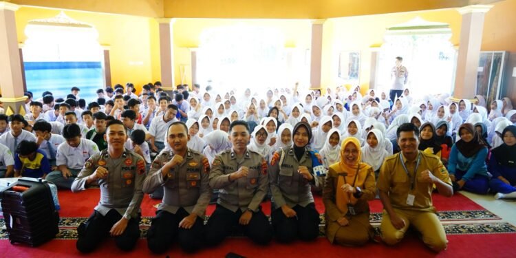 Dukung Literasi Digital Pelajar, Polresta Batang Gelar Sosialisasi dan Pelatihan Paham AI di SMAN 1 Wonotungal