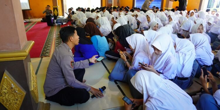 Dukung Literasi Digital Pelajar, Polresta Batang Gelar Sosialisasi dan Pelatihan Paham AI di SMAN 1 Wonotungal