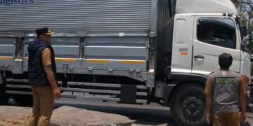 Camat Subah Beri Edukasi dan Sosialisasi Bagi Sopir Truk Parkir di Pinggir Jalan