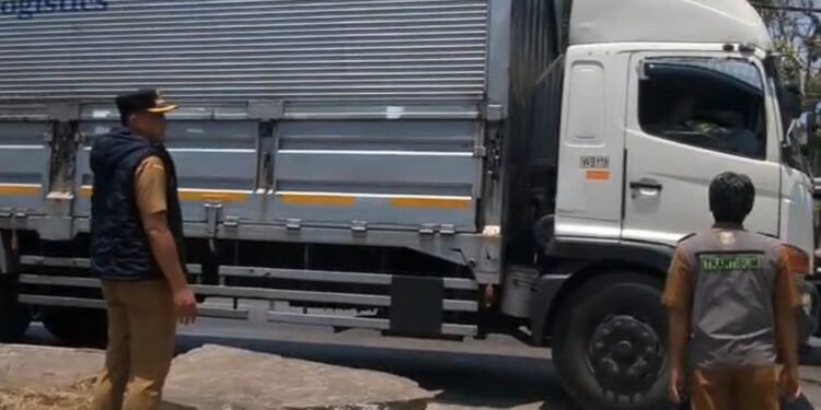 Camat Subah Beri Edukasi dan Sosialisasi Bagi Sopir Truk Parkir di Pinggir Jalan
