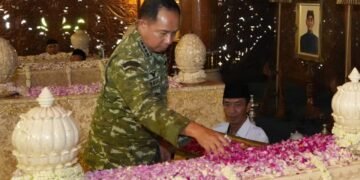 Pangdam IV/Diponegoro Dampingi Panglima TNI Ziarah ke Makam Jenderal Besar TNI (Purn) Soeharto di Giri Bangun